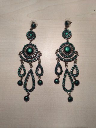 Pendientes largos verdes y plateados