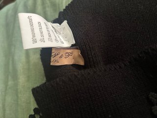 Falda negra ajustada con estampado floral