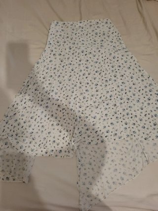 Falda midi floral blanca y azul