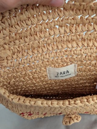Bolso infantil de rafia con detalles rojos