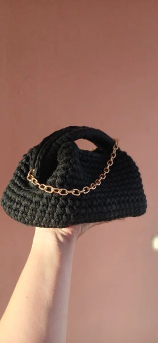 Clutch nero con catenella oro 20cm