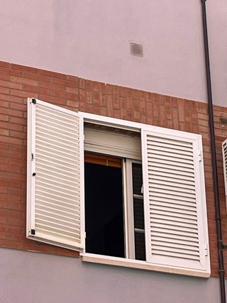 Contraventana aluminio blanca