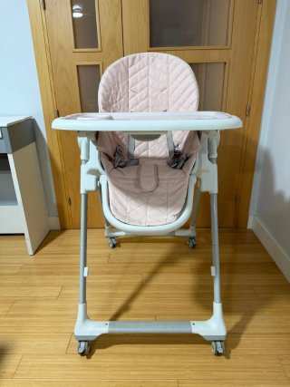 Trona reclinable, plegable y ajustable.