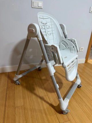 Trona reclinable, plegable y ajustable.