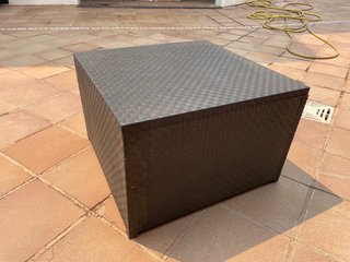 Tavolo ausiliario Naterial in rattan sintetico
