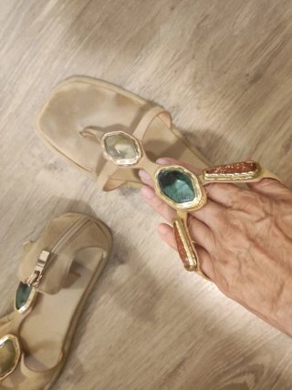 Sandalias Alma en Pena Ante con Abalorios.