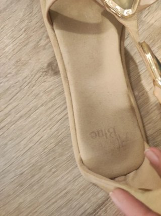 Sandalias Alma en Pena Ante con Abalorios.