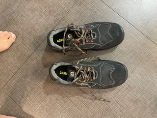 Zapatos de seguridad negros y grises. MENDI ARES