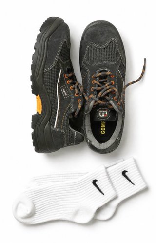 Zapatos de seguridad negros y grises. MENDI ARES