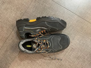 Zapatos de seguridad negros y grises. MENDI ARES