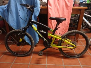Bicicleta infantil amarilla