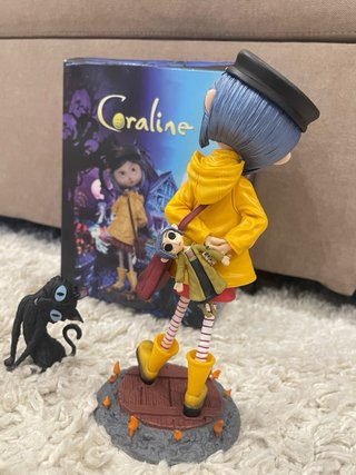 Statuetta Coraline con Gatto Nero e bambola