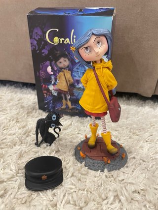 Statuetta Coraline con Gatto Nero e bambola