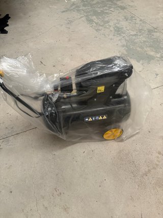 Compresor de aire negro con ruedas