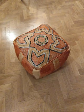 Pouf in pelle arancione e beige