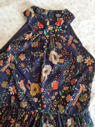 Vestido floral azul en tonos azules cuello halter