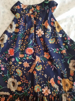 Vestido floral azul en tonos azules cuello halter