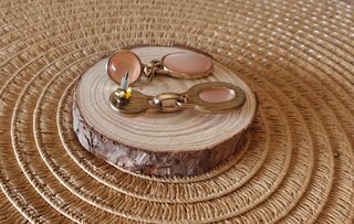 Pendientes dorados con gota rosa