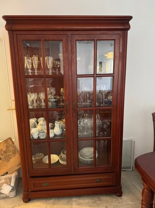 Buffet antiguo de madera y cristal