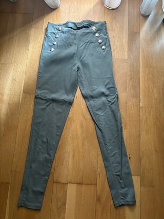 Pantalones verdes con botones dorados