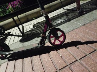 Patinete plegable rosa comprado hace 1 año y medio