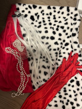 Accesorios Disfraz Cruella: Peluca, Perlas, Guante