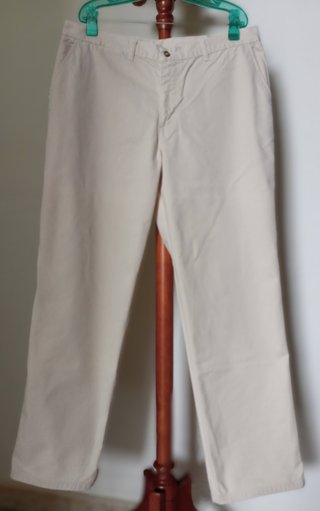 Pantalón chino color crudo