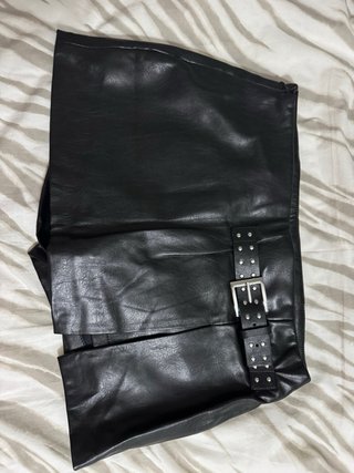 Falda pantalón cuero Bershka Talla S