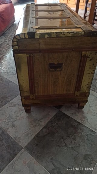 Baúl antiguo madera y metal