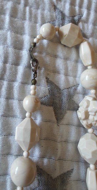 Collar marfil con figuras y pendientes