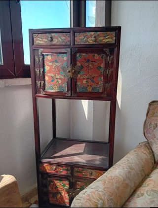 Mobile in stile orientale in legno e metallo