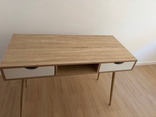 Scrivania in legno e bianco