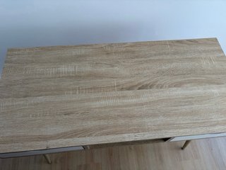 Scrivania in legno e bianco