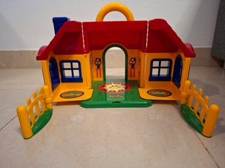 Casa + muñecos + animales (Tolo). Desde 12 meses.