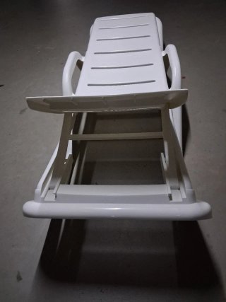 Tumbona de plástico blanca nueva.