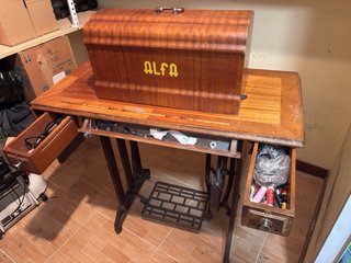 Máquina de coser Alfa antigua