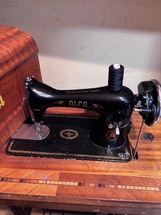 Máquina de coser Alfa antigua