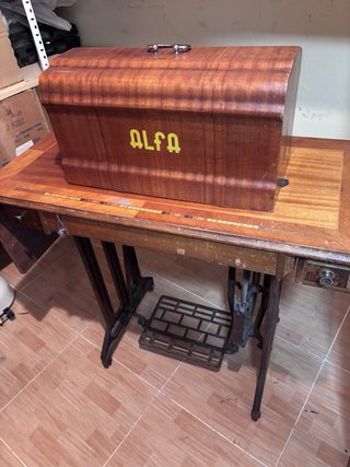 Máquina de coser Alfa antigua