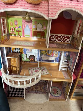 Casita de muñecas con balcón