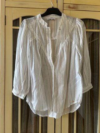Blusa blanca y azul con rayas