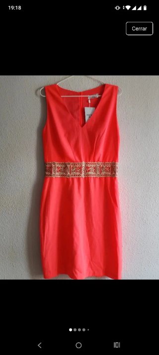Vestido de fiesta rojo con detalles dorados
