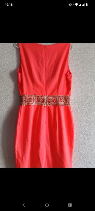 Vestido de fiesta rojo con detalles dorados