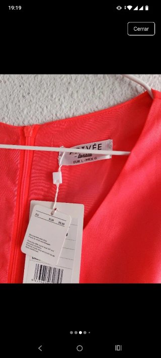 Vestido de fiesta rojo con detalles dorados