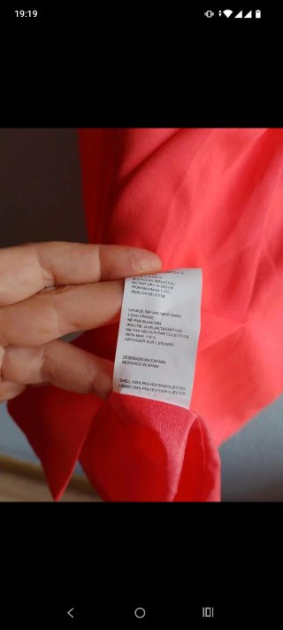 Vestido de fiesta rojo con detalles dorados