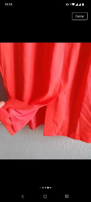 Vestido de fiesta rojo con detalles dorados