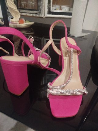 Sandalias de tacón rosa con pedrería