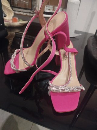 Sandalias de tacón rosa con pedrería