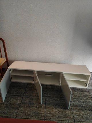 Mueble TV comedor blanco y verde azulado.