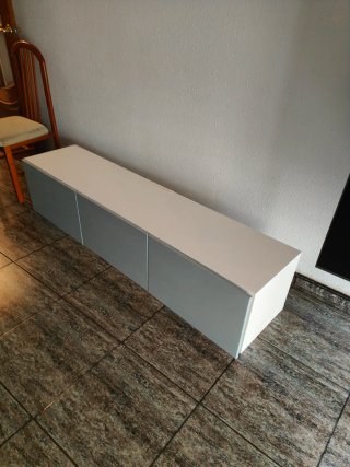 Mueble TV comedor blanco y verde azulado.