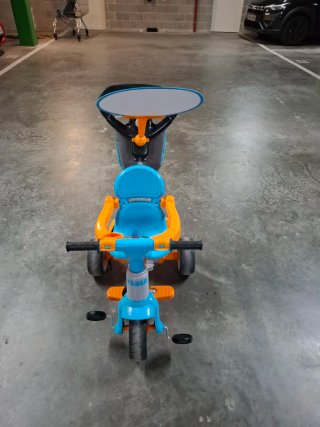 Triciclo infantil naranja y azul